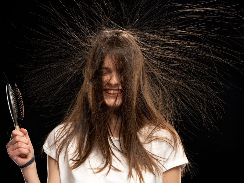 Frau mit elektrischen Haaren