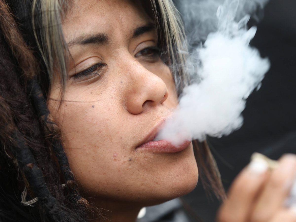 A woman smokes a marijuana cigarette today during a conference at the 420 sit-in, outside the Supreme Court of Justice in Mexico City, Mexico 28 June 2021. The Supreme Court of Mexico on Monday overturned the prohibition of recreational marijuana use in the country after Congress failed to pass a law to regulate recreational cannabis. The Mexican Supreme Court overturns the prohibition of the recreational use of marijuana ACHTUNG: NUR REDAKTIONELLE NUTZUNG PUBLICATIONxINxGERxSUIxAUTxONLY Copyright: xSshenkaxGutirrezx MEX5858 20210628-2175d0d2d7a3651942edbd176314fb77fb15375a