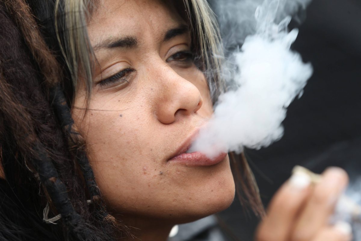 A woman smokes a marijuana cigarette today during a conference at the 420 sit-in, outside the Supreme Court of Justice in Mexico City, Mexico 28 June 2021. The Supreme Court of Mexico on Monday overturned the prohibition of recreational marijuana use in the country after Congress failed to pass a law to regulate recreational cannabis. The Mexican Supreme Court overturns the prohibition of the recreational use of marijuana ACHTUNG: NUR REDAKTIONELLE NUTZUNG PUBLICATIONxINxGERxSUIxAUTxONLY Copyright: xSshenkaxGutirrezx MEX5858 20210628-2175d0d2d7a3651942edbd176314fb77fb15375a