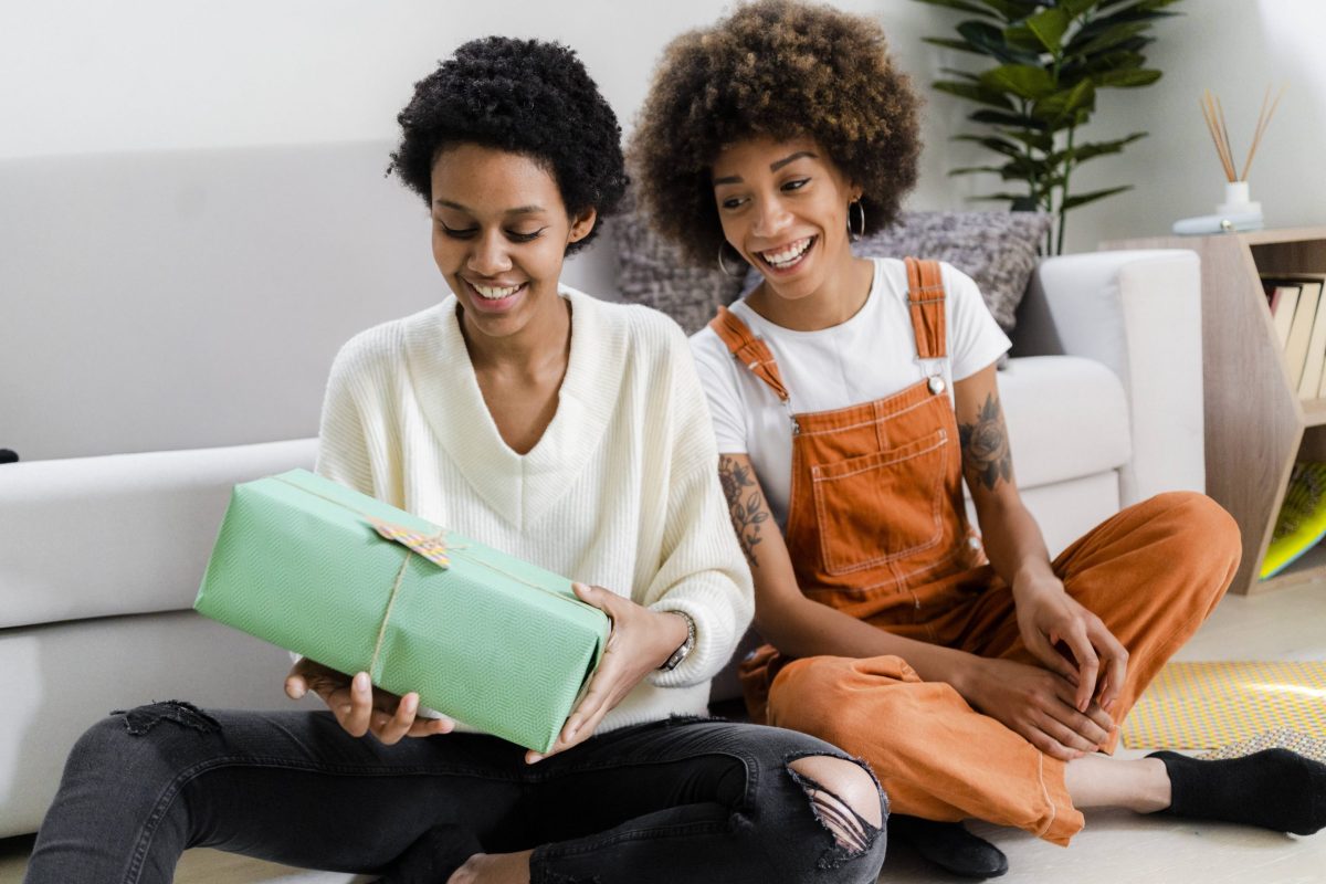 Frauen überreichen sich Geschenke