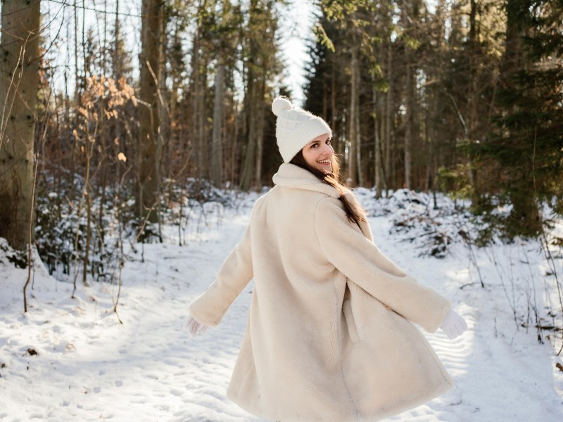 Spazierengehen gesund Winter Frau kalt Schnee