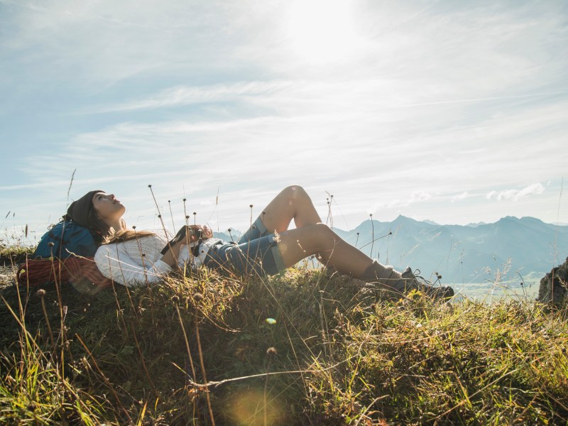 Packliste Hüttentour Wandern Alpen Frau Rucksack