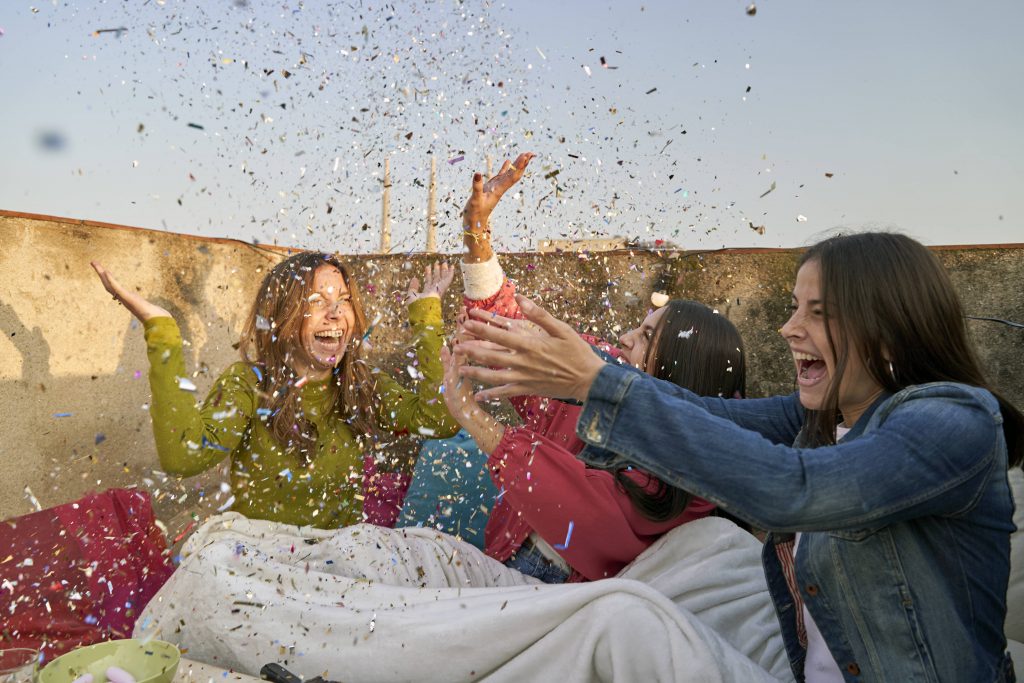 Frauen werfen Konfetti