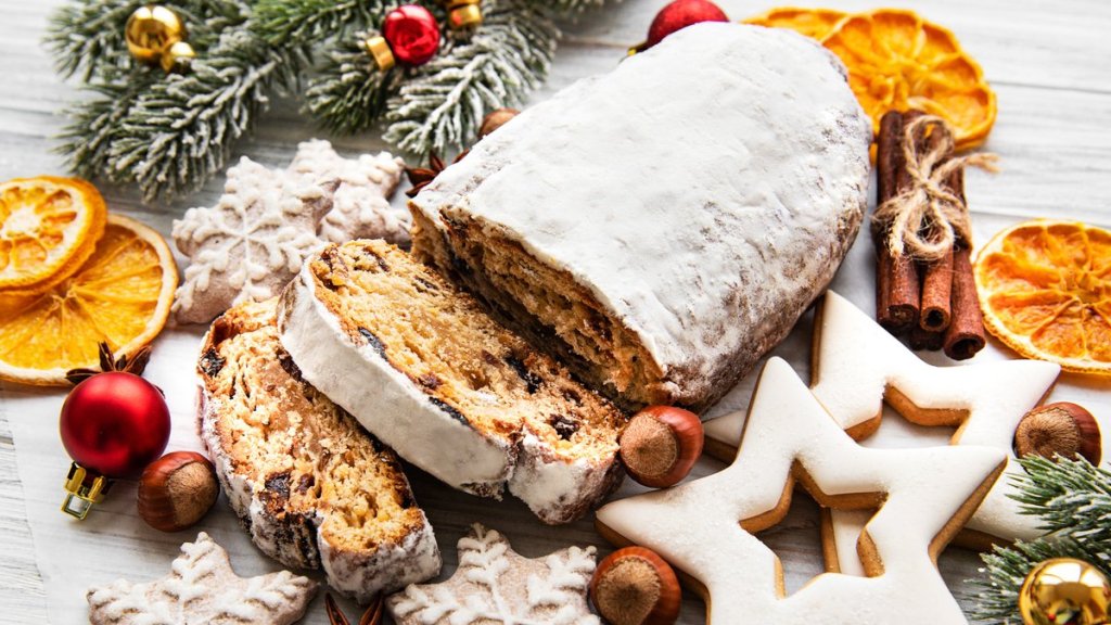 Selbstgemachter Christstollen darf an Weihnachten nicht fehlen.. © almaje/Shutterstock.com