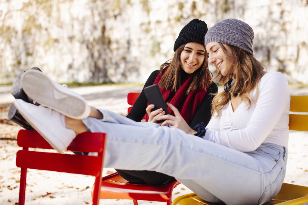 Zwei Frauen am Handy