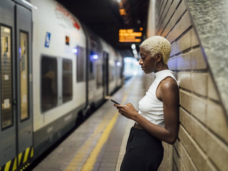 Frau wartet an U-Bahn