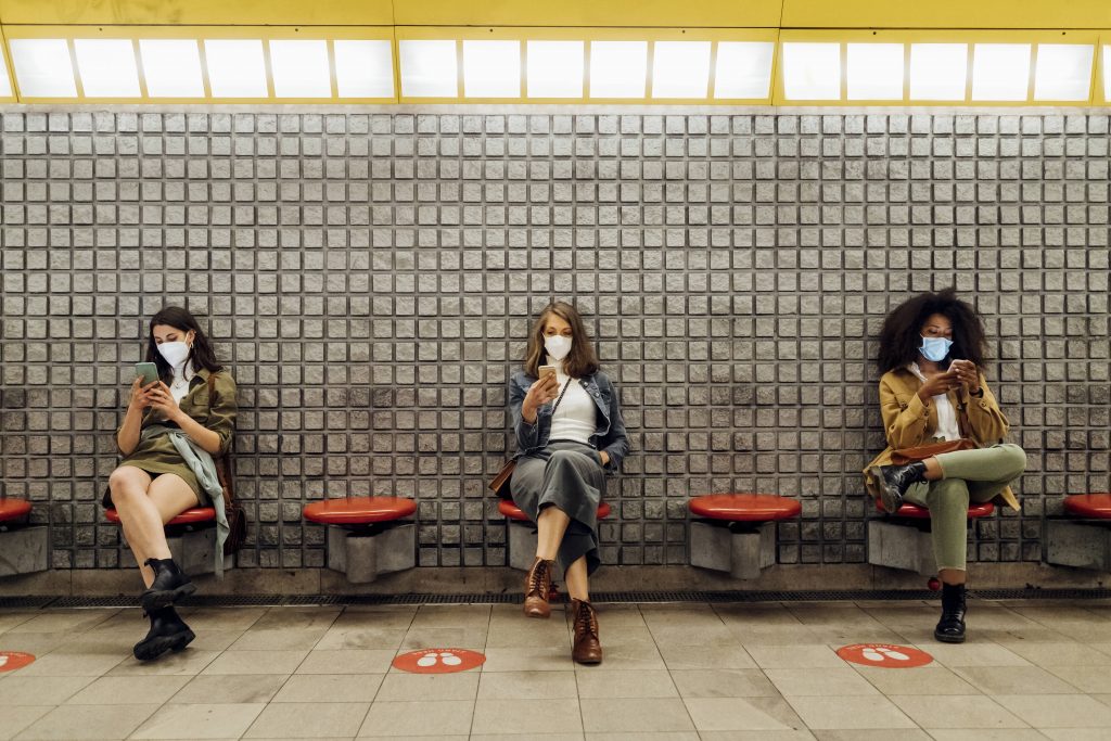 Frauen sitzen wartend an der U-Bahn