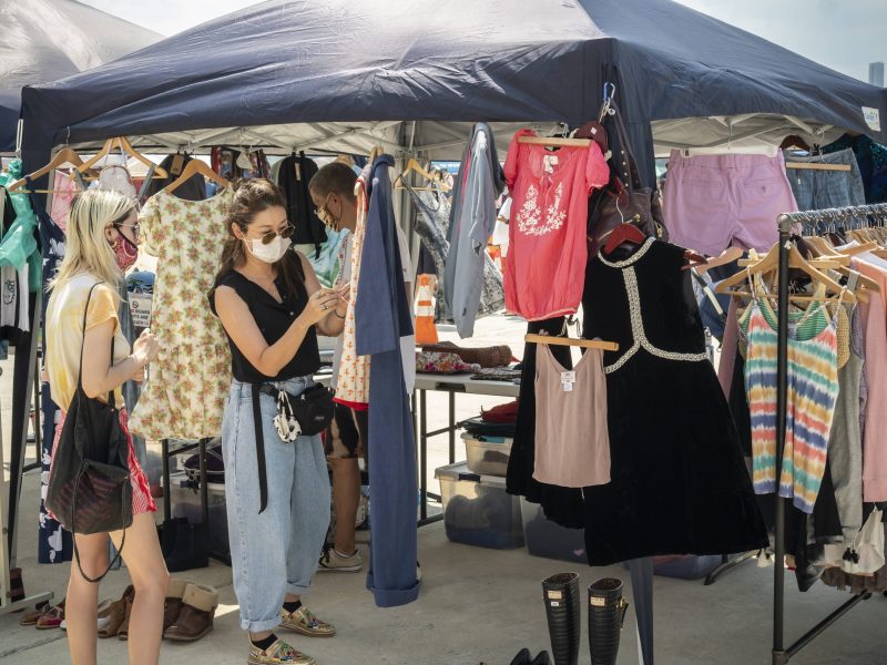 flohmarkt frau shopping