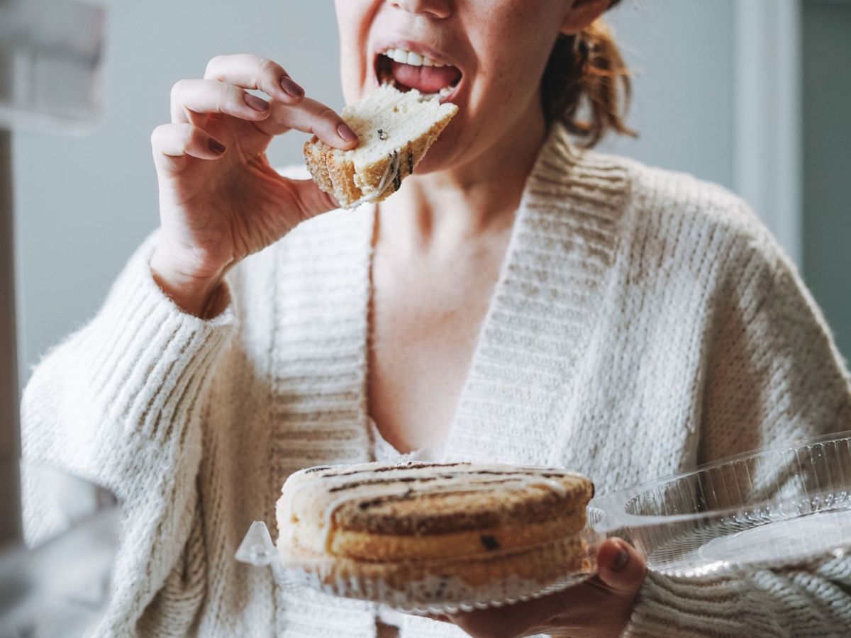 frau kuchen süß lecker essen nachtisch