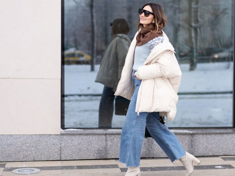 Puffer-Jackets samt Wide-Leg-Jeans steht derzeit hoch im Kurs in Sachen Fashion-Trends.. © Denis Bukhlaev/Shutterstock.com