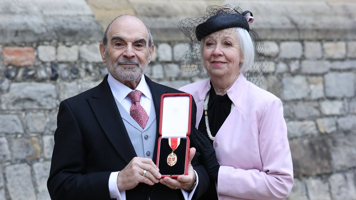 David Suchet mit seiner Ehefrau Sheila Ferris auf Schloss Windsor.. © imago images/i Images