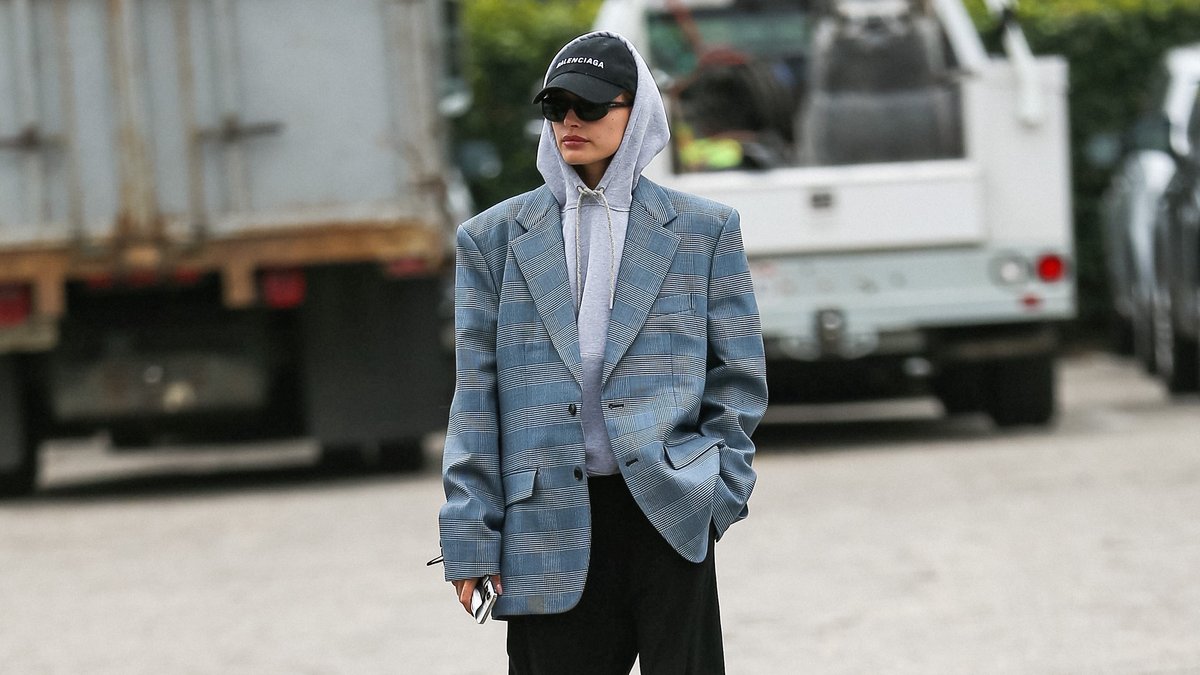 Nichts für Kleinkarierte: Hailey Bieber und ihr geliebter "Dad-Blazer".. © getty/[EXTRACTED]: Bellocqimages/Bauer-Griffin/GC Images