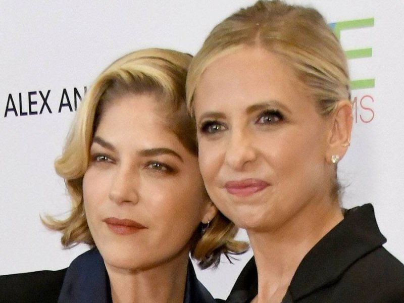 Sarah Michelle Gellar (l.) und Selma Blair bei einer MS-Gala in Los Angeles im Mai 2019.. © imago/Starface