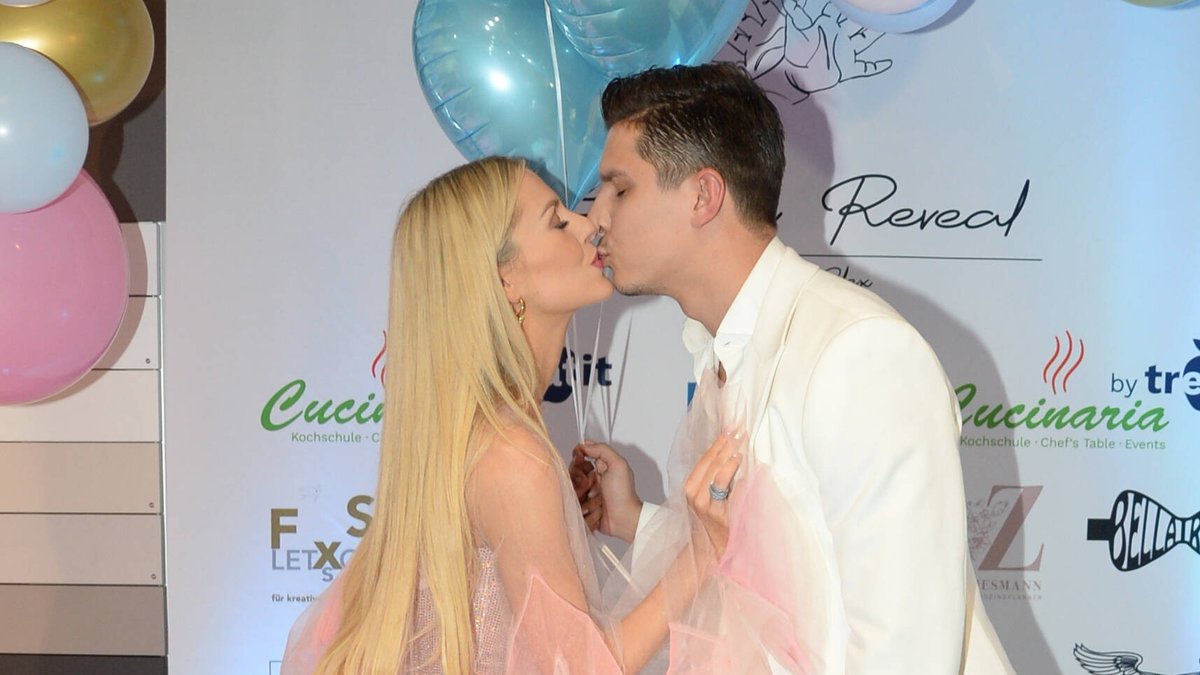 Patricija und Alexandru Ionel bei der Gender-Reveal-Party für ihr Baby.. © imago images/Andre Lenthe