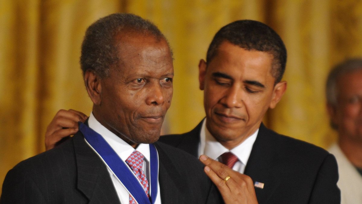 Barack Obama ehrte Sidney Poitier 2009 mit einem Orden.. © imago/UPI Photo