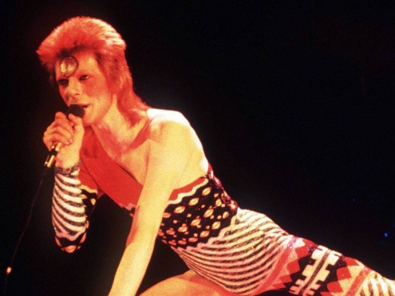 David Bowie als Ziggy Stardust bei einem Konzert in den 70ern.. © imago images/LFI