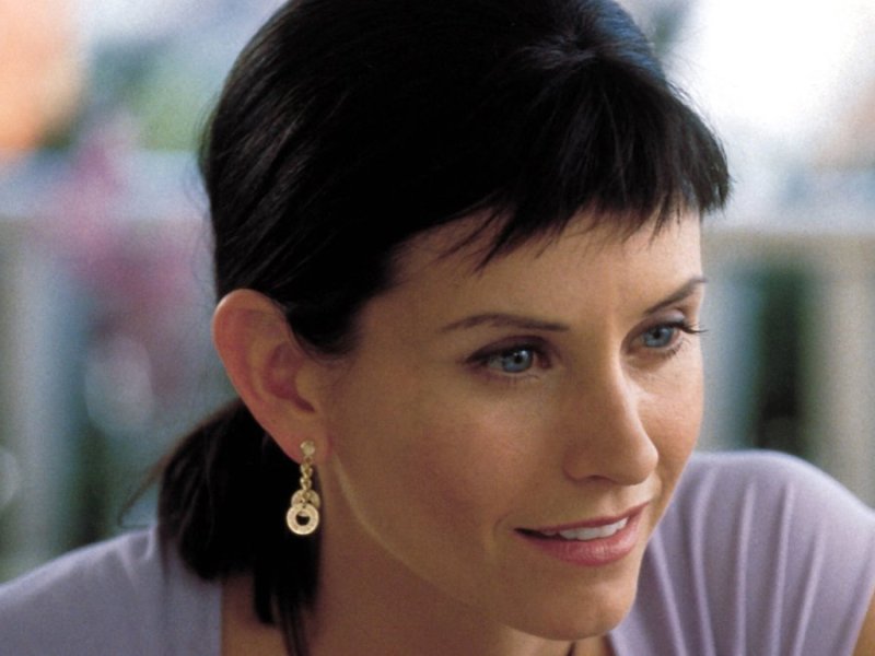 Courteney Cox hat 2000 in "Scream 3" einen superkurzen Pony getragen.. © imago/Allstar