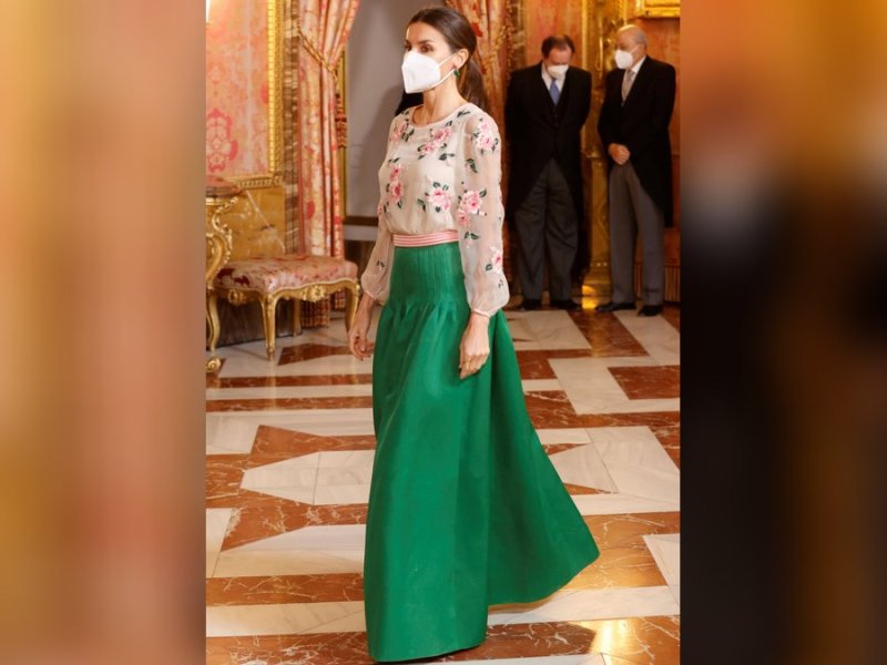 Königin Letizia im recycelten Valentino-Kleid ihrer Schwiegermutter.. © imago/PPE