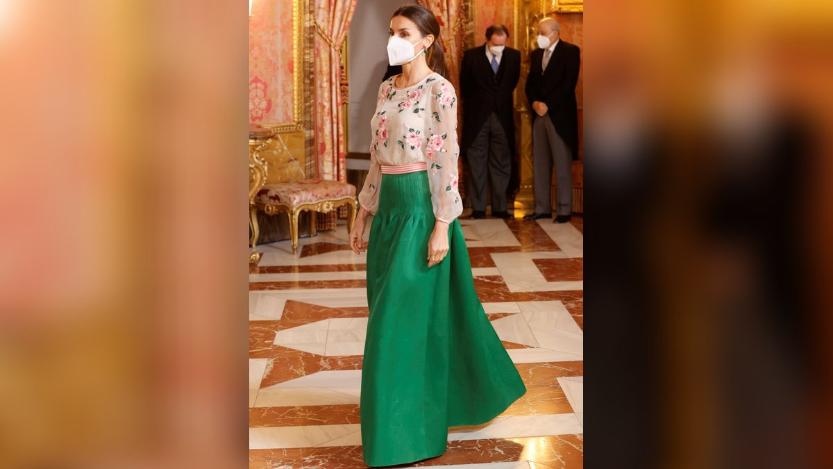 Königin Letizia im recycelten Valentino-Kleid ihrer Schwiegermutter.. © imago/PPE