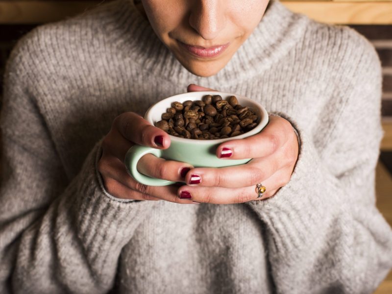 Wer hat Kaffee erfunden Frau Kaffeebohnen