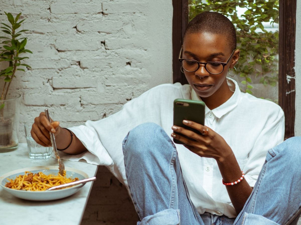 Frau mit Spaghetti und Handy