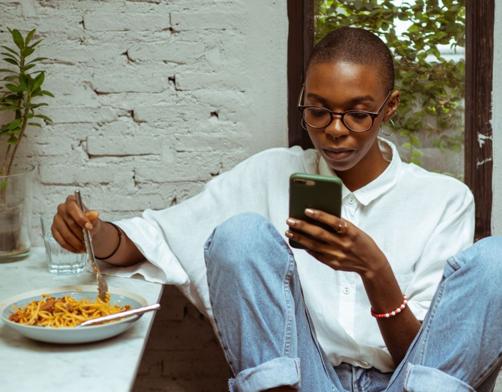 Frau mit Spaghetti und Handy