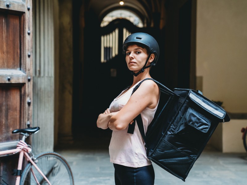 Fahrradkurier Nebenjo Frau Rucksack