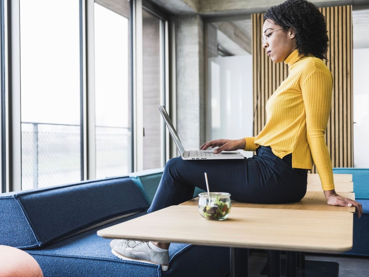 Frau sitzt am Laptop