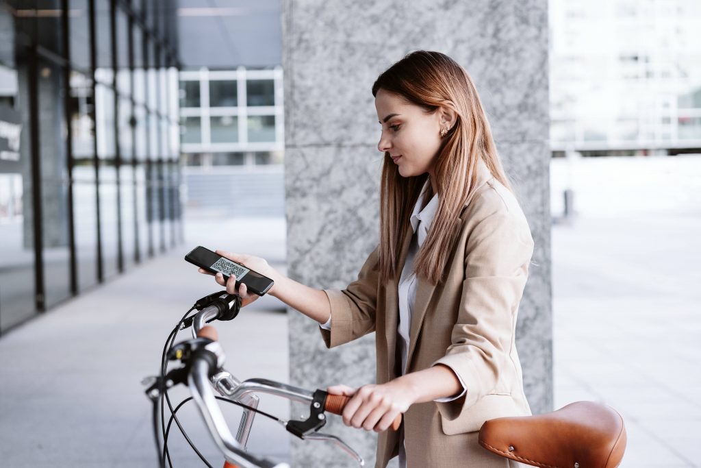 Frau mit Fahrrad