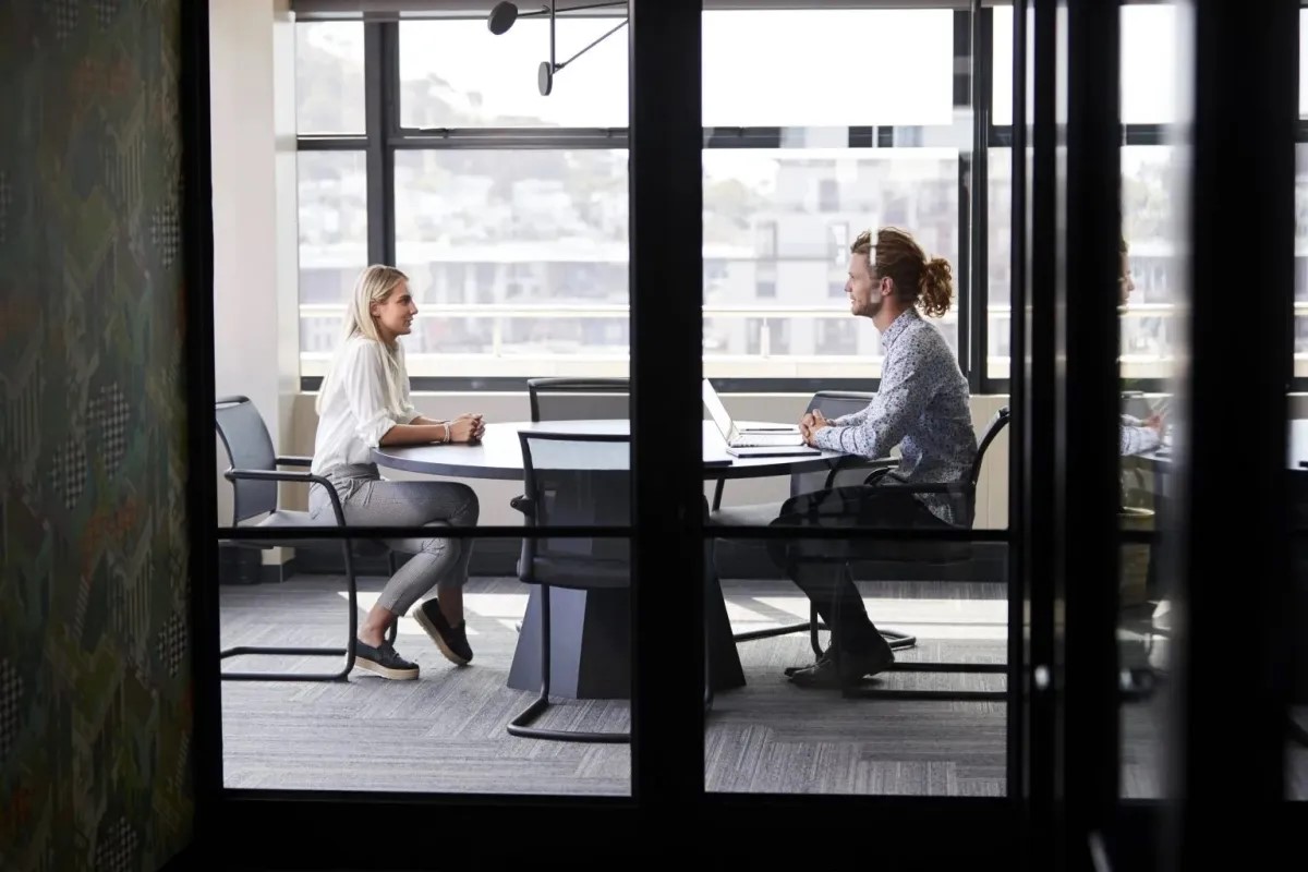 vorstellungsgesprÃ¤ch bewerbung mann frau arbeit meeting tisch bÃ¼ro bewerbungsfrage