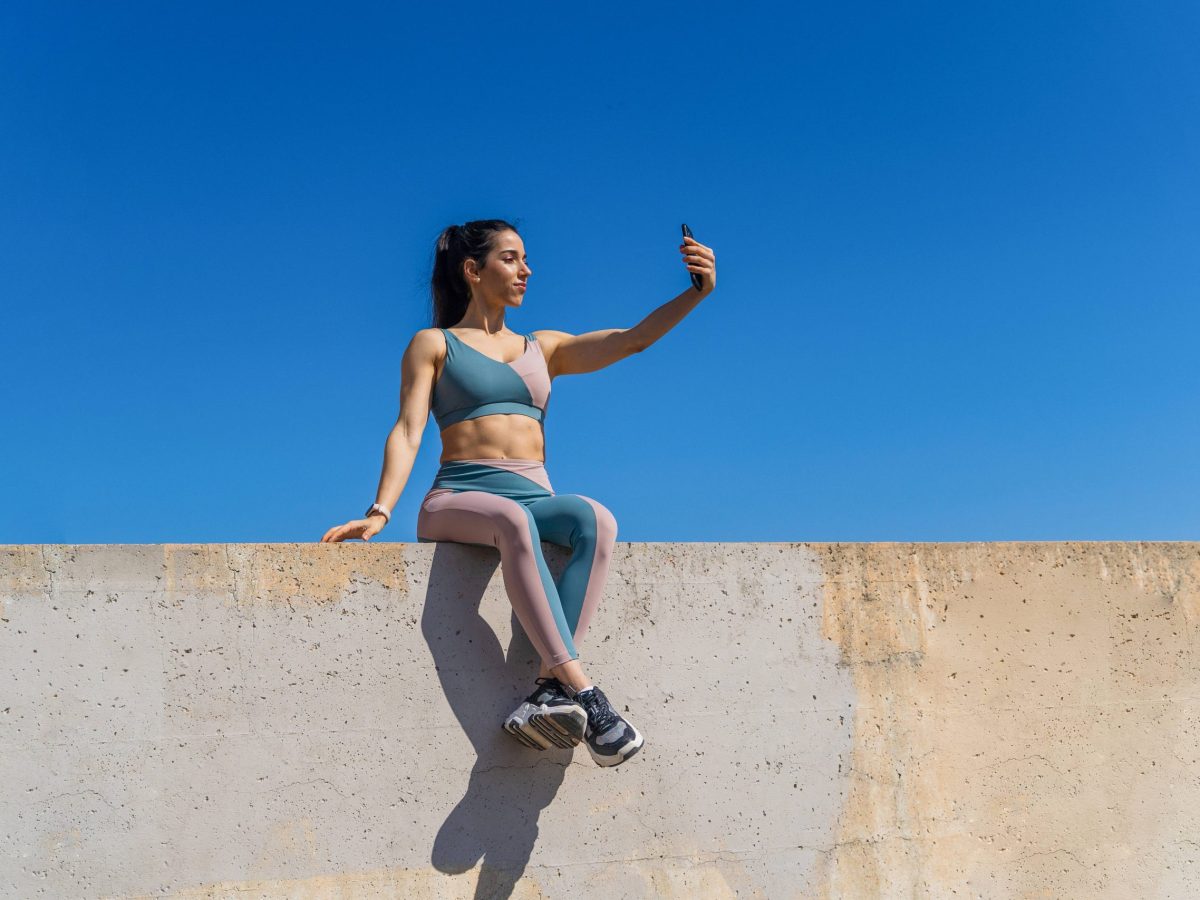 Frau auf einer Mauer