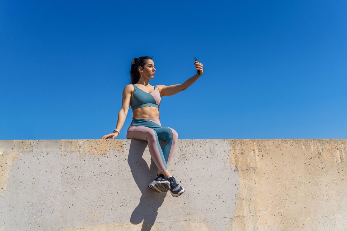 Frau auf einer Mauer