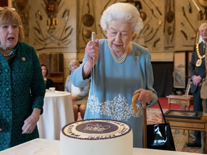 Queen Elizabeth II. sollte am Samstag unter anderem eine Torte anschneiden.. © imago images/i Images