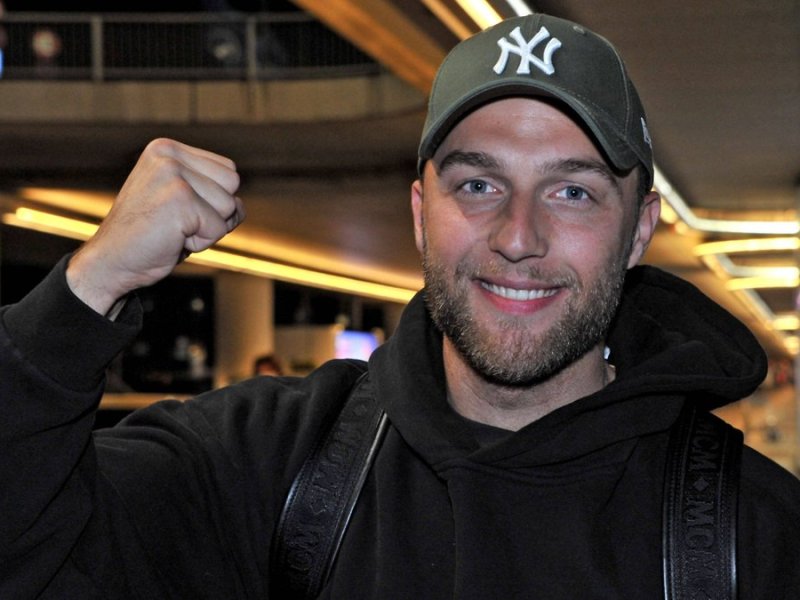 Dschungelkönig Filip Pavlovic ist am Donnerstag am Flughafen von Hamburg gelandet.. © imago/STAR-MEDIA