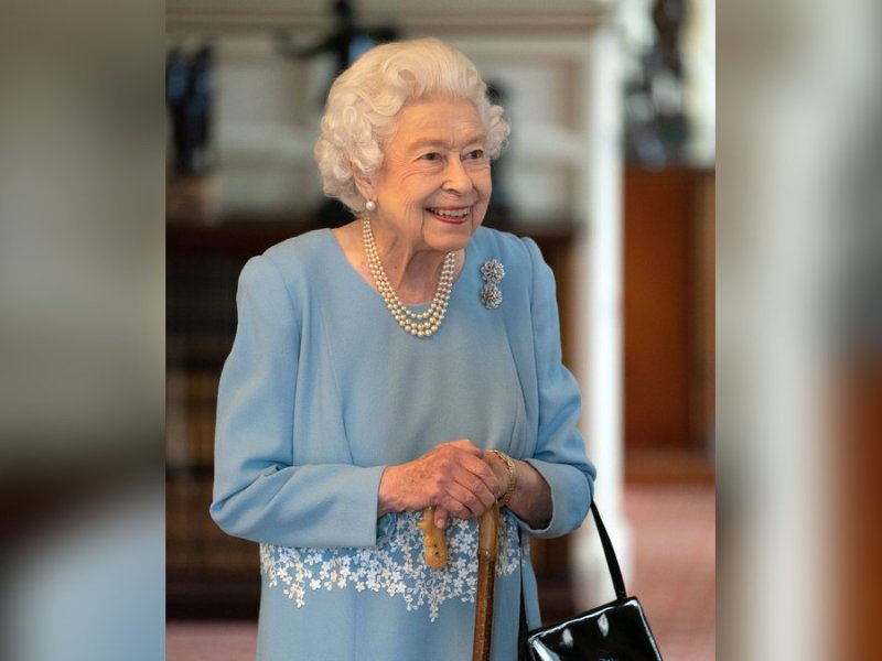 Queen Elizabeth II. mit Prinz Philips liebstem Gehstock am Tag ihres 70. Thronjubiläums.. © imago/i Images