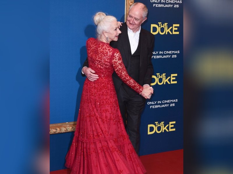 Helen Mirren und ihr Co-Star Jim Broadbent tanzen auf rotem Teppich.. © imago/Future Image