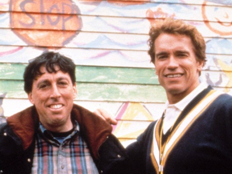 Ivan Reitman (l.) und Arnold Schwarzenegger bei den Dreharbeiten zu "Kindergarten Cop" (1990).. © imago/Everett Collection