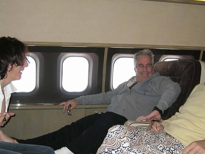 Jean-Luc Brunel (r.) mit Jeffrey Epstein in einem Flugzeug.. © imago/ZUMA Press