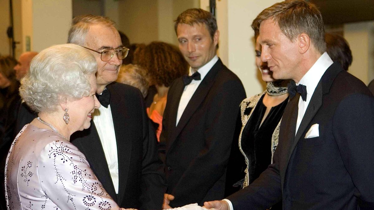 Bei der Premiere von "Casino Royale" im Jahr 2006 traf James-Bond-Darsteller Daniel Craig auf Queen Elizabeth II.. © imago/ZUMA Wire