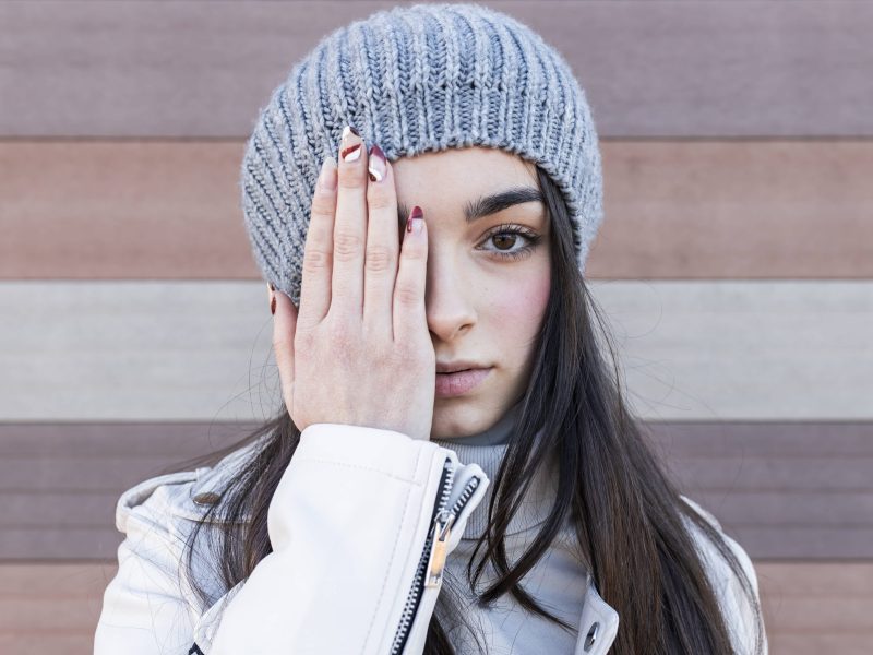 Frau Hand Gesicht verklebte Augen nach dem Aufstehen