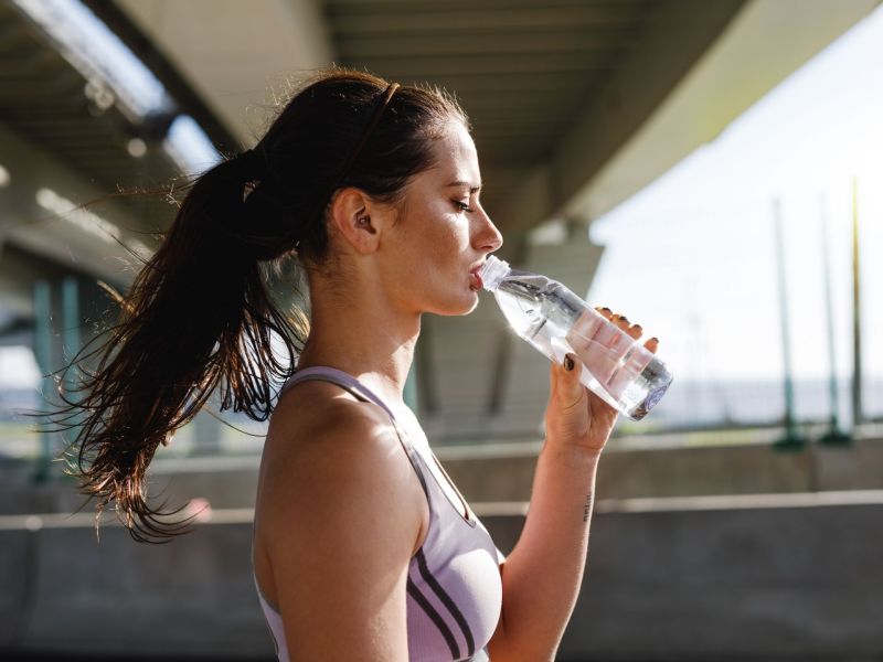 Frau trinkt Wasser