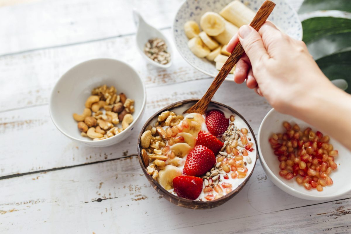 Lebensmittel zum Zunehemn Jogurt Hand Nüsse Obst