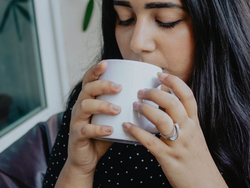 Frau trinkt Kaffee