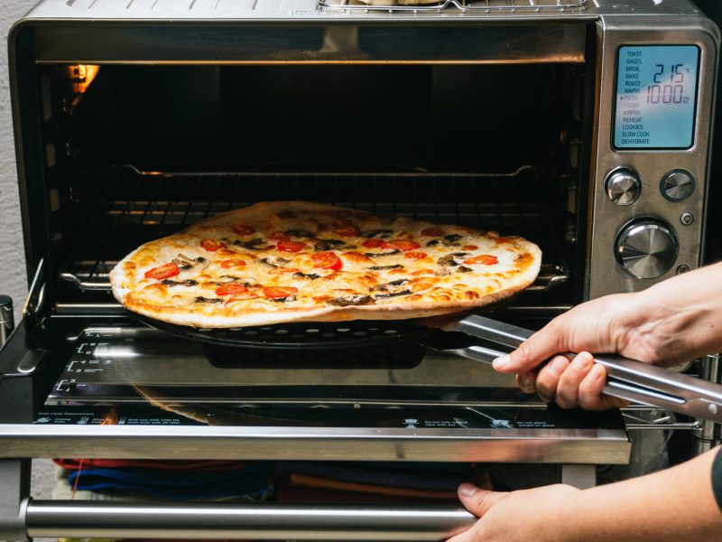 Pizza Hacks Frau Hand Ofen