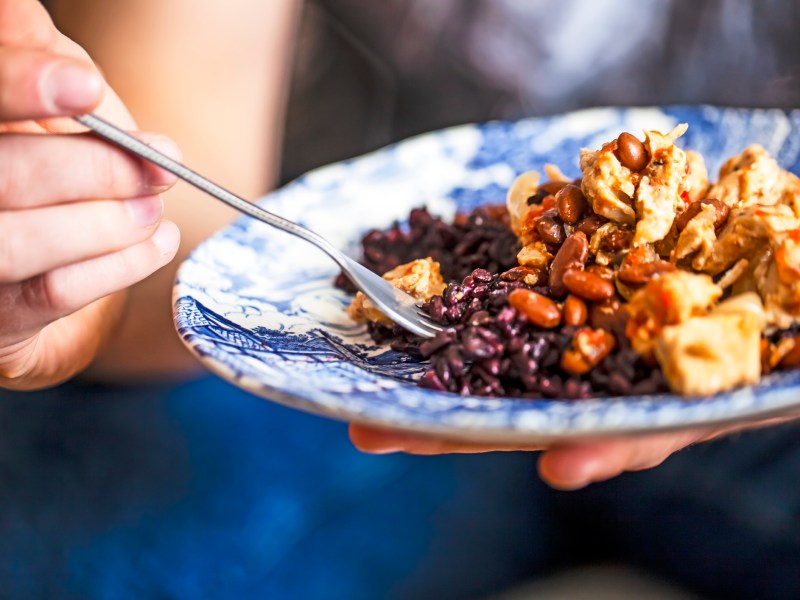 bohnen teller essen gabel hände frau