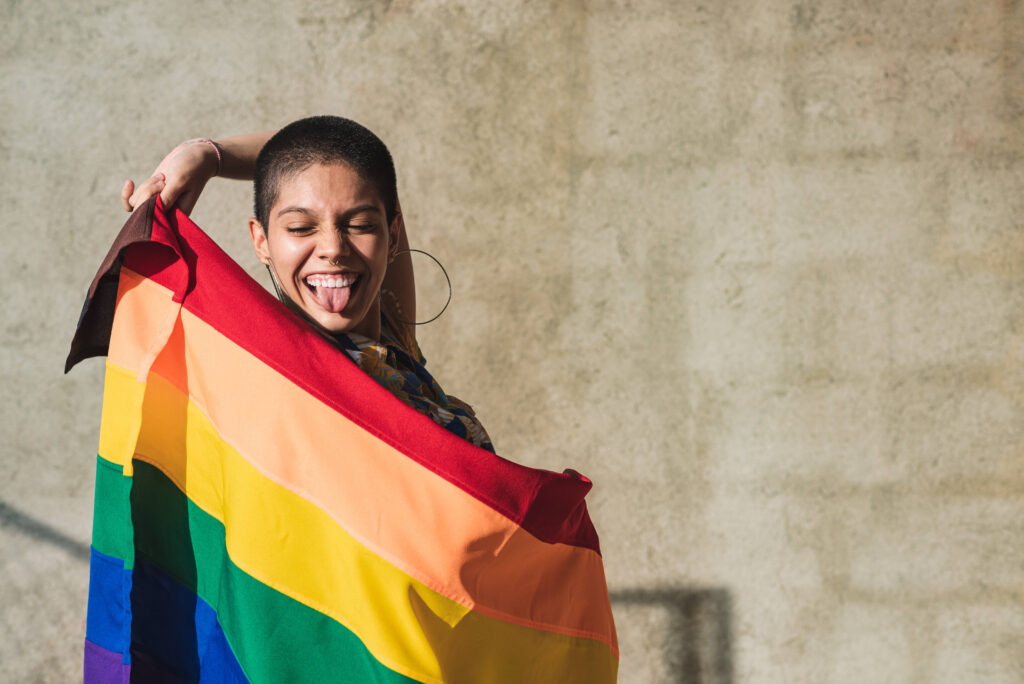 Frau mit Regenbogenflagge