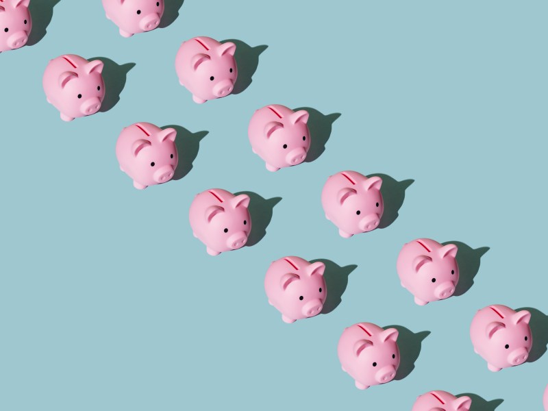 Muster aus Sparschwein auf blauem Hintergrund