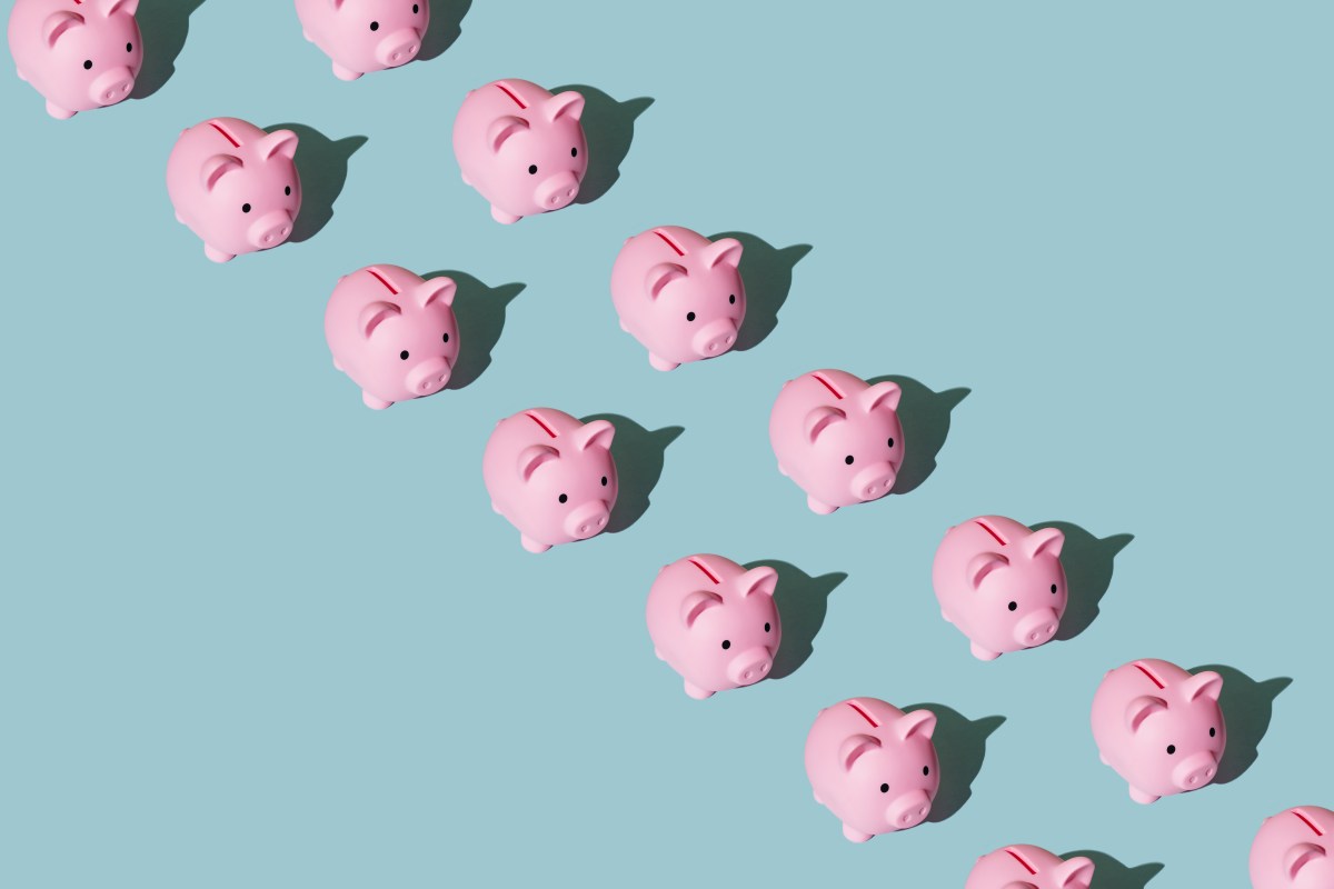 Muster aus Sparschwein auf blauem Hintergrund