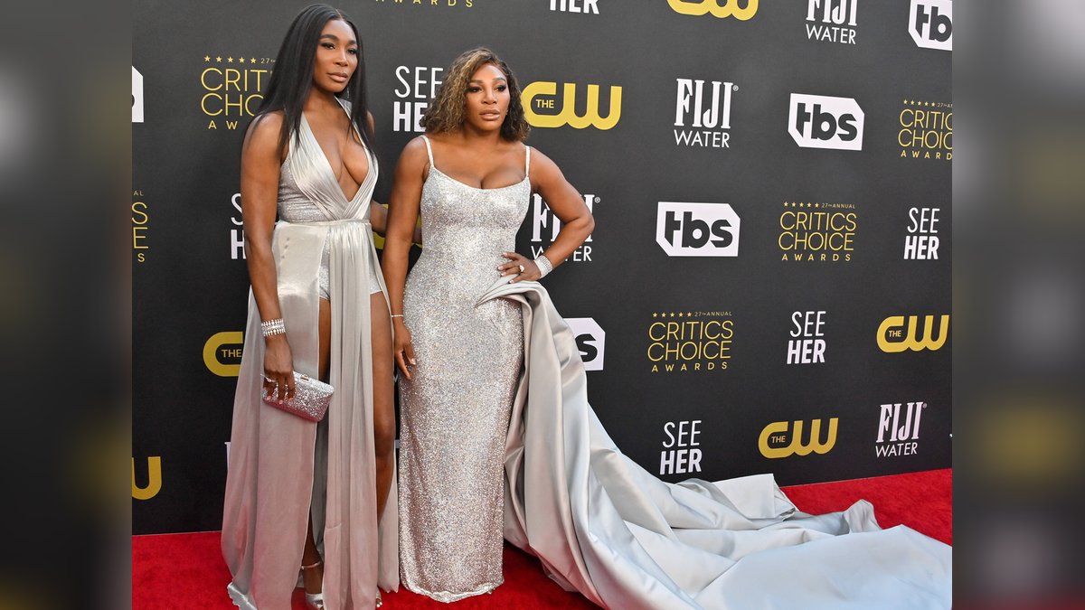 Die Tennis-Schwestern Venus und Serena Williams (r.) funkelten bei den Critics Choice Awards in Los Angeles im Silber-Doppel.. © imago/UPI Photo