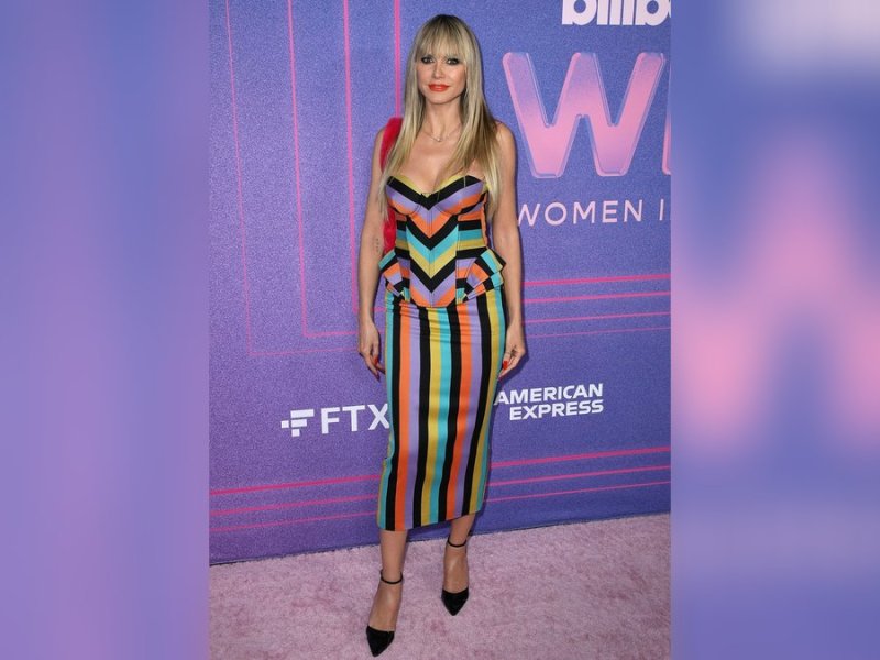 Heidi Klum im bunten Streifenkleid bei den "Billboard Women In Music Awards".. © imago/ZUMA Wire